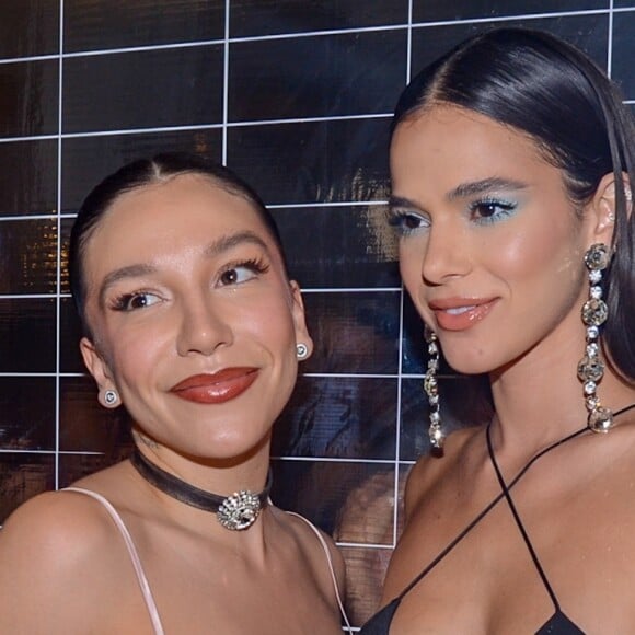 Priscilla Alcântara realizou um pocket show na festa e posou com Bruna Marquezine