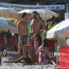 Grazi Massafera e Cauã Reymond aproveitam sol no Rio para levar a filha, Sofia, de 2 anos, à praia