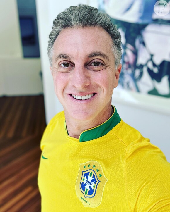 Luciano Huck vibrou ao posar com a camisa oficial da Seleção: 'Como é bom voltar a usar esta camisa. Manto sagrado. Para cima,Brasil'