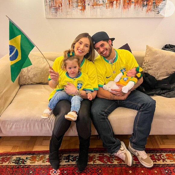 Virgínia e Zé Felipe vestiram toda a família com a blusa da Seleção