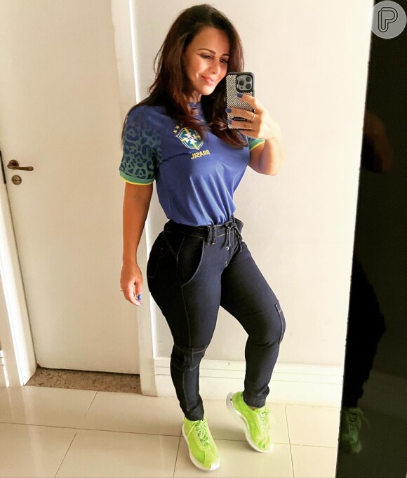 Viviane Araujo exibe o look completo para torcer pelo Brasil na Copa