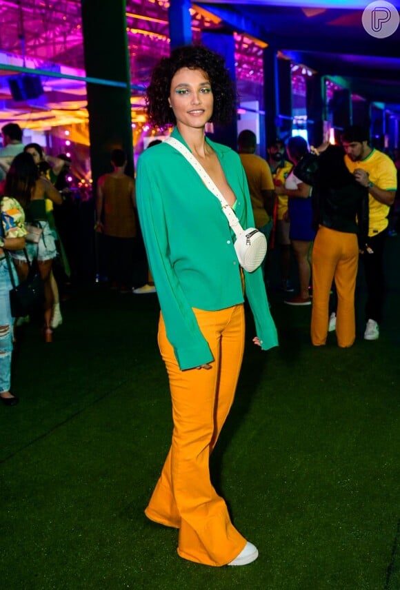 Brazilcore: Debora Nascimento assistiu ao jogo da Copa com uma combinação de blusa verde com calça amarela