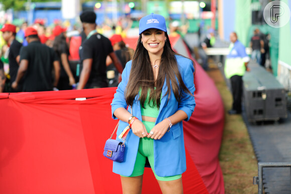 Sarah Andrade apostou na combinação azul e verde e desfilou com um terninho