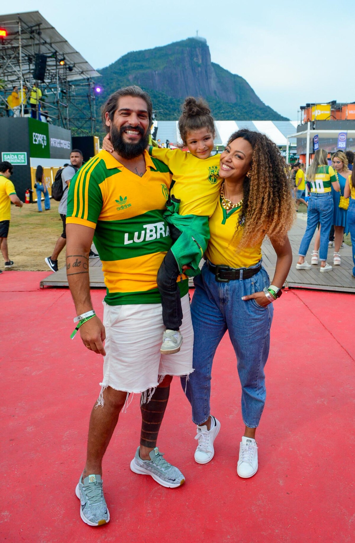 Foto: Camisa xadrez e calça jeans se combinaram em look de Sheron Menezzes  - Purepeople