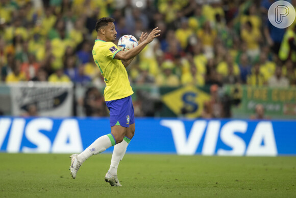 O lateral-direito Danilo vai desfalcar o Brasil nos dois jogos restantes da primeira fase da Copa
