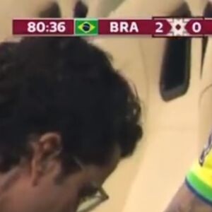 Neymar chora após deixar o campo de jogo contra a Sérvia