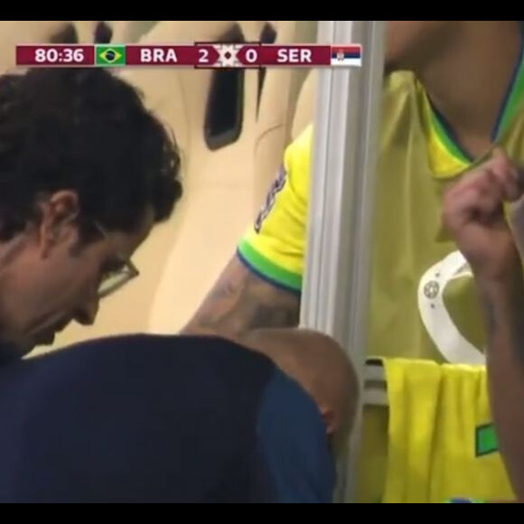 Neymar chora após deixar o campo de jogo contra a Sérvia