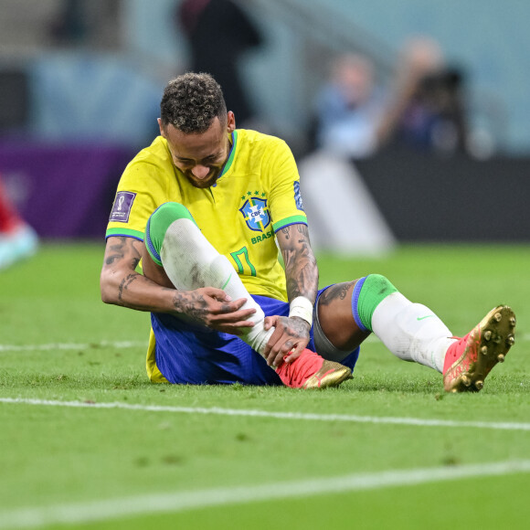 Neymar sofre entorse e sai de campo com dores