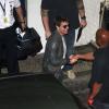 Tom Cruise, muito simpático, cumprimenta homem ao sair do aeroporto internacional do Rio de Janeiro