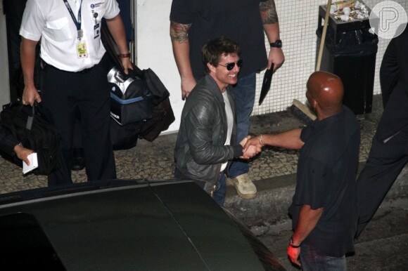 Tom Cruise, muito simpático, cumprimenta homem ao sair do aeroporto internacional do Rio de Janeiro