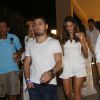 Bruna Marquezine deixa hotel em Florianópolis acompanhada do ator Daniel Rocha e amigos