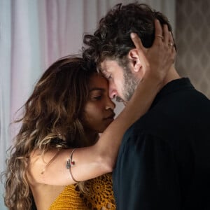 Ari (Chay Suede) se reencontrou com Brisa (Lucy Alves) após muito tempo e fez sexo com a mocinha na novela 'Travessia' para revolta da web