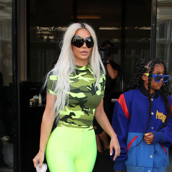 Balenciaga havia convidado Kim Kardashian para posar para campanha de 2023 antes de polêmica