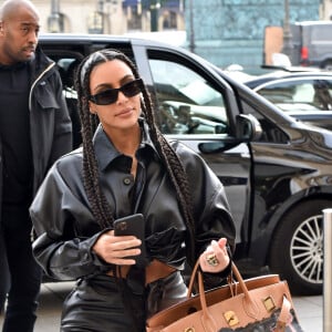 Kim Kardashian quer usar novas marcas e seus looks e dar adeus às peças da Balenciaga em novas aparições