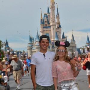 O motivo? Larissa Manoela também costuma levar os namorados para o mesmo ponto turístico: a Disney