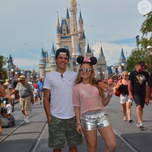 O motivo? Larissa Manoela também costuma levar os namorados para o mesmo ponto turístico: a Disney
