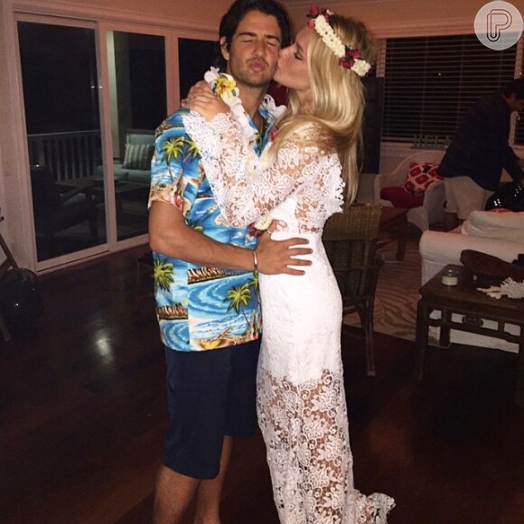 Fiorella Mattheis comemora o Réveillon com o namorado, Alexandre Pato, e família no Havaí