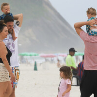 Rafael Vitti e a filha se encontram com gêmeos de Emilio Dantas e Fabiula Nascimento em praia do RJ. Fotos!
