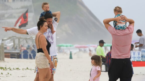 Rafael Vitti e a filha se encontram com gêmeos de Emilio Dantas e Fabiula Nascimento em praia do RJ. Fotos!