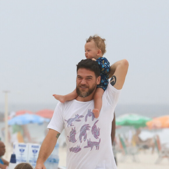 Emilio Dantas colocou um dos gêmeos nos ombros enquanto era acompanhado de perto da pequena filha de Rafael Vitti e Tatá Werneck, Clara Maria, de 3 anos