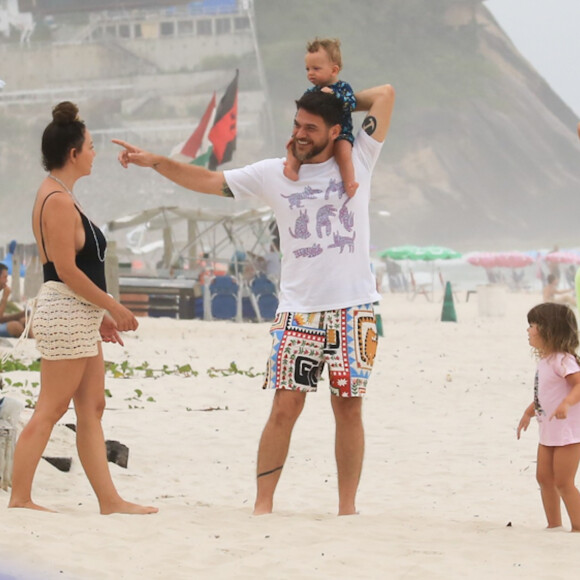 Emilio Dantas, Fabiula Nascimento e Rafael Vitti se encontram com os gêmeos do casal e a filha do ator