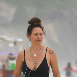 Fabiula Nascimento apostou em short de crochê para curtir praia na Barra da Tijuca, Zona Oeste do Rio em 3 de dezembro de 2022