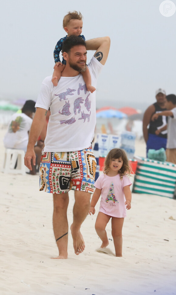Filha de Rafael Vitti e Tatá Werneck se divertiu na areia ao lado de Emilio Dantas, amigo de seu pai, Rafael Vitti