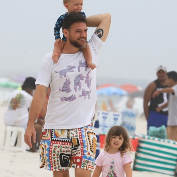 Filha de Rafael Vitti e Tatá Werneck se divertiu na areia ao lado de Emilio Dantas, amigo de seu pai, Rafael Vitti