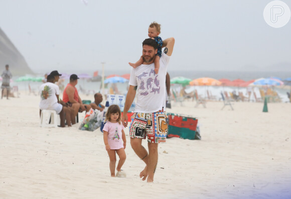 Pai de Raul e Roque, Emilio Dantas se divertiu com os filhos e encontrou Rafael Vitti e a filha, Clara Maria, em dia de praia