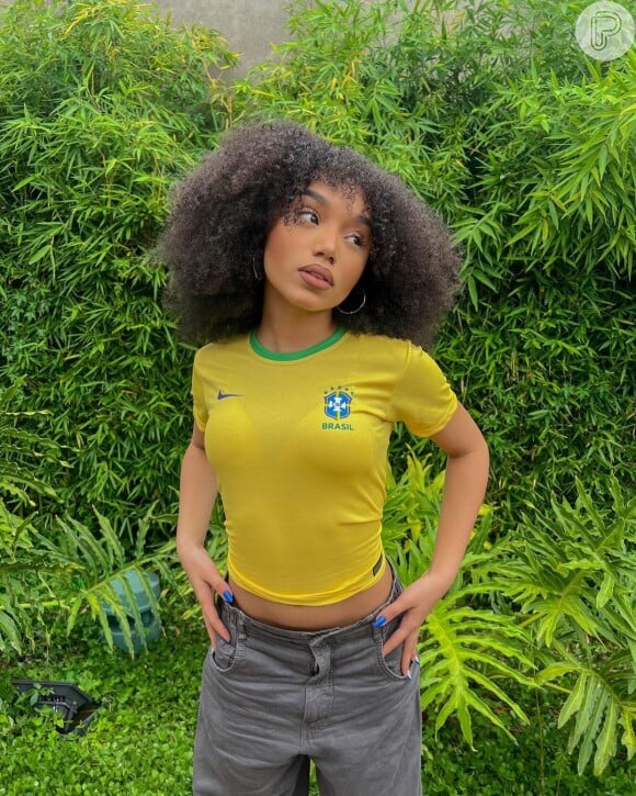 Look com camisa esportiva foi escolha de Duda Pimenta para torcer pelo Brasil