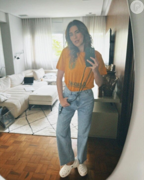 Jeans e crocs se combinaram no look de Fernanda Paes Leme na torcida pelo Brasil