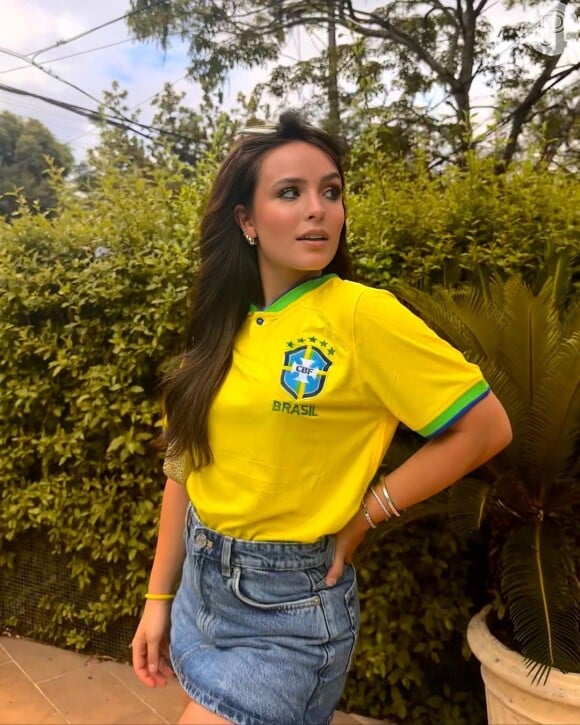 Larissa Manoela usa minissaia jeans com camiseta esportiva