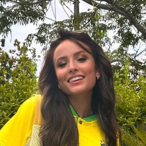 Jeans e camiseta esportiva foram combinados no look de Larissa Manoela na torcida pelo Brasil
