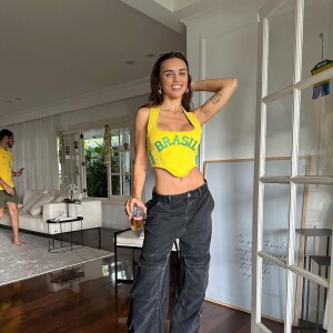 O look com corset e cintura baixa usado por Rafa Kalimann valorizou a silhueta da ex-BBB