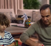 Guerra (Humberto Martins) volta a agradar o filho de Brisa (Lucy Alves) para ele ter mais conforto no dia a dia com a mãe, na novela 'Travessia'