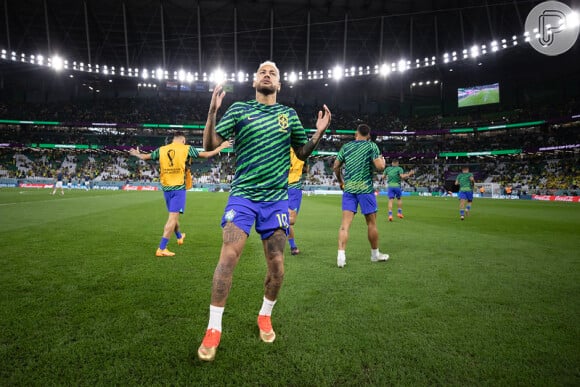 Neymar foi apoiado e elogiado por Pelé, que segue internado em hospital de São Paulo: 'Espero que a sua conquista contagie as milhões de pessoas que te seguem a desafiarem o que parece impossível'
