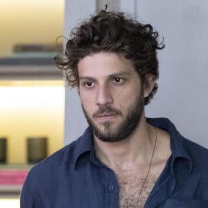 Ari (Chay Suede) é esnobe com Brisa (Lucy Alves) ao se sair melhor na audiência pela guarda de Tonho (Vicente Alvite) no capítulo de terça-feira 20 de dezembro de 2022 da novela 'Travessia'