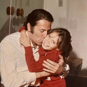 Silvio Santos em foto rara e antiga ao lado da filha mais velha, Cintia Abravanel 