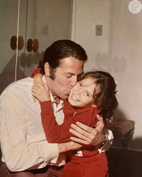 Silvio Santos em foto rara e antiga ao lado da filha mais velha, Cintia Abravanel 
