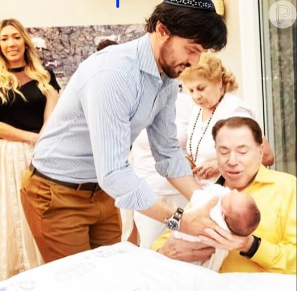 Silvio Santos aparece com um de seus netos no que parece ser uma cerimônia religiosa em foto publicada por Fabio Faria