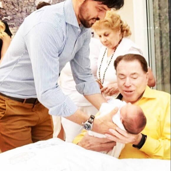Silvio Santos aparece com um de seus netos no que parece ser uma cerimônia religiosa em foto publicada por Fabio Faria