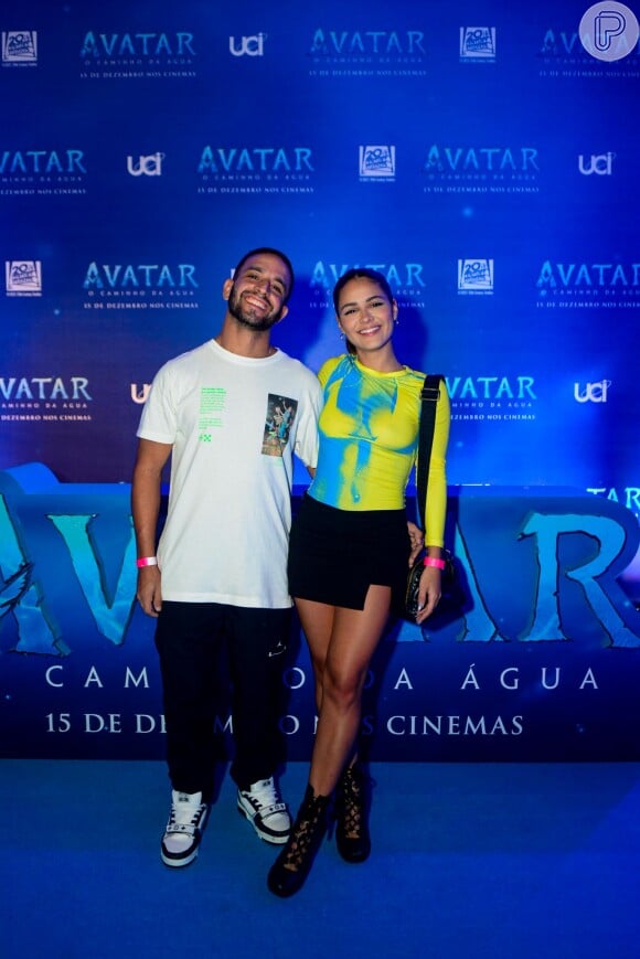 Giullia Buscacio e namorado, o empresário Diogo Fialho, em première de 'Avatar: O Caminho da Água'