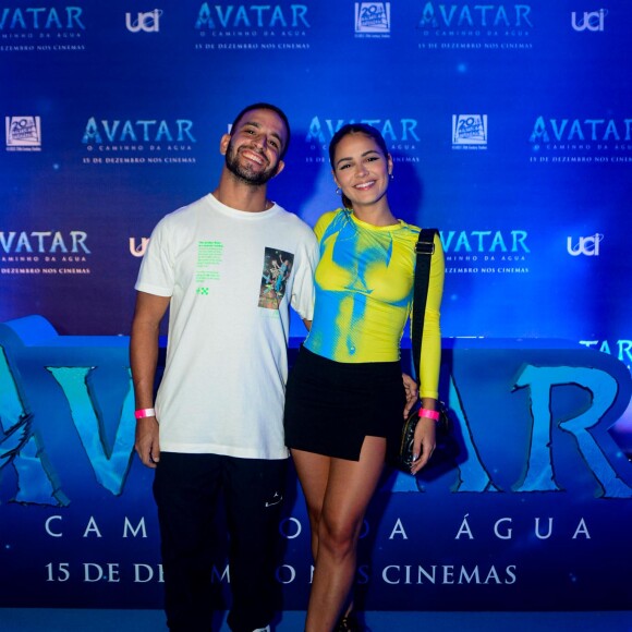 Giullia Buscacio e namorado, o empresário Diogo Fialho, em première de 'Avatar: O Caminho da Água'