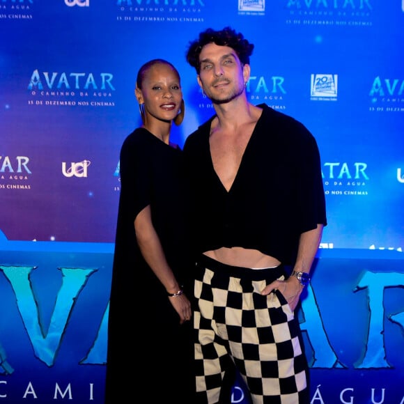 Marido de Aline Wirley, Igor Rickli usou cropped e calça xadrez