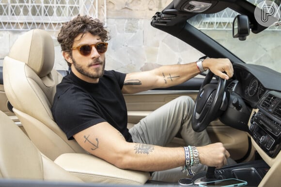 Chay Suede optou por manter contrato fixo com a TV Globo após sondagem de plataformas de streaming