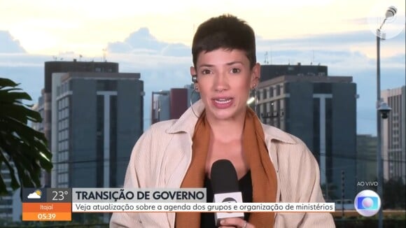 O cabelo curto de Luiza Garonce dá ainda mais estilo ao visual da jornalista