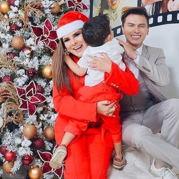 Mara Maravilha surgiu em clima de Natal com o marido e o filho de 4 anos