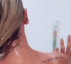 Sem roupa, Yasmin Brunet exibiu tatuagens com escritas pelo corpo 