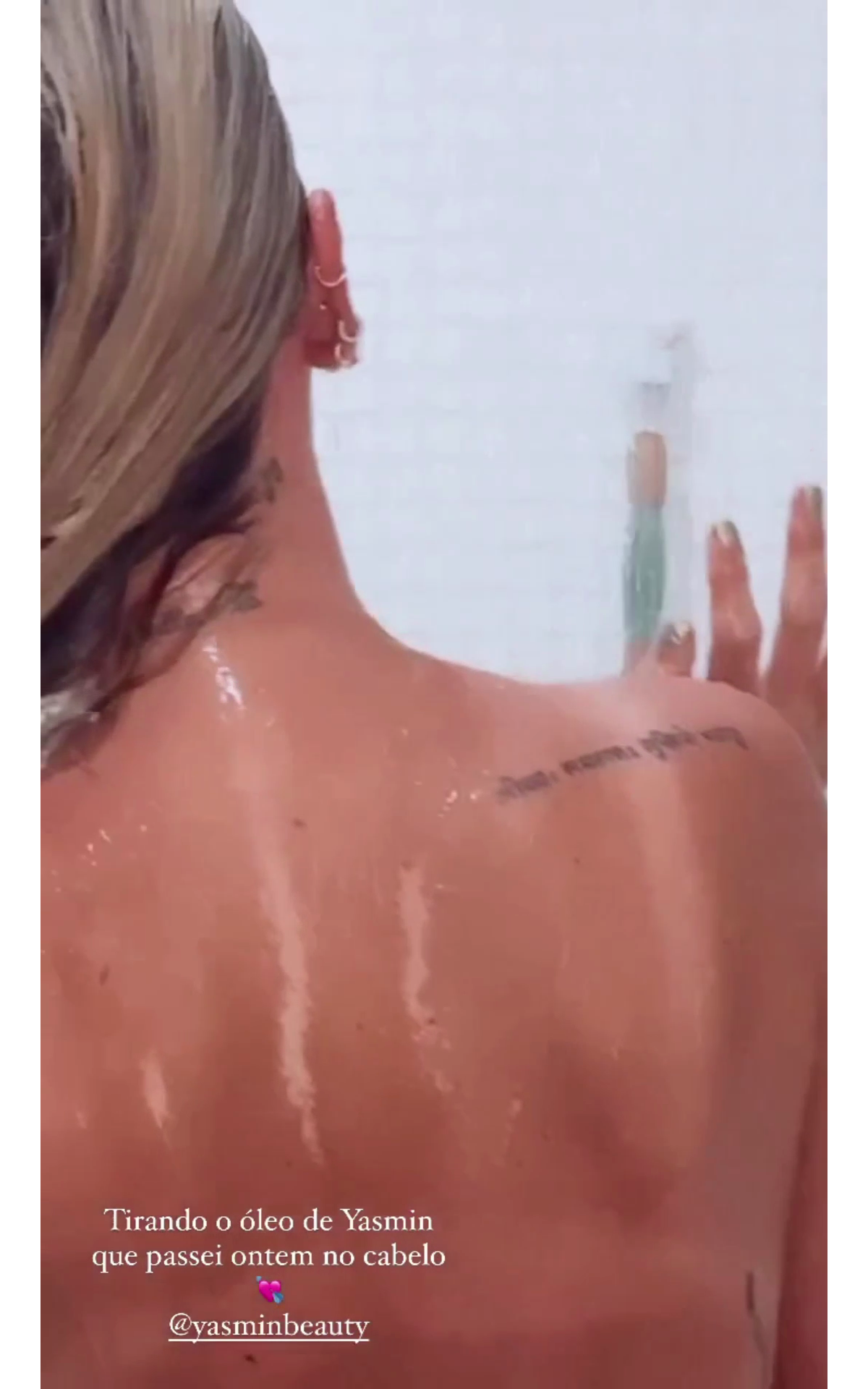 Foto: Sem roupa, Yasmin Brunet exibiu tatuagens com escritas pelo corpo -  Purepeople