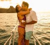 Larissa Manoela e André Luiz Frambach trocaram alianças durante um passeio de barco